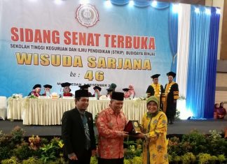 foto penyerahan plakat