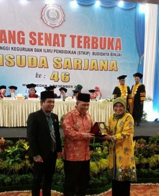 foto penyerahan plakat