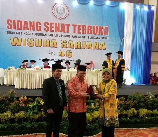 foto penyerahan plakat