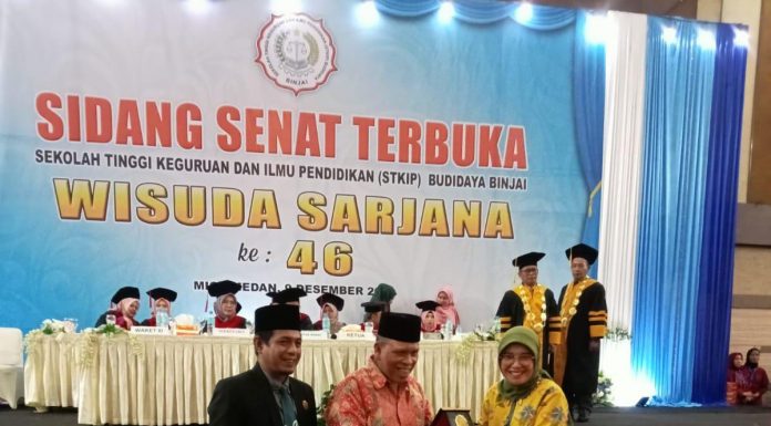 foto penyerahan plakat